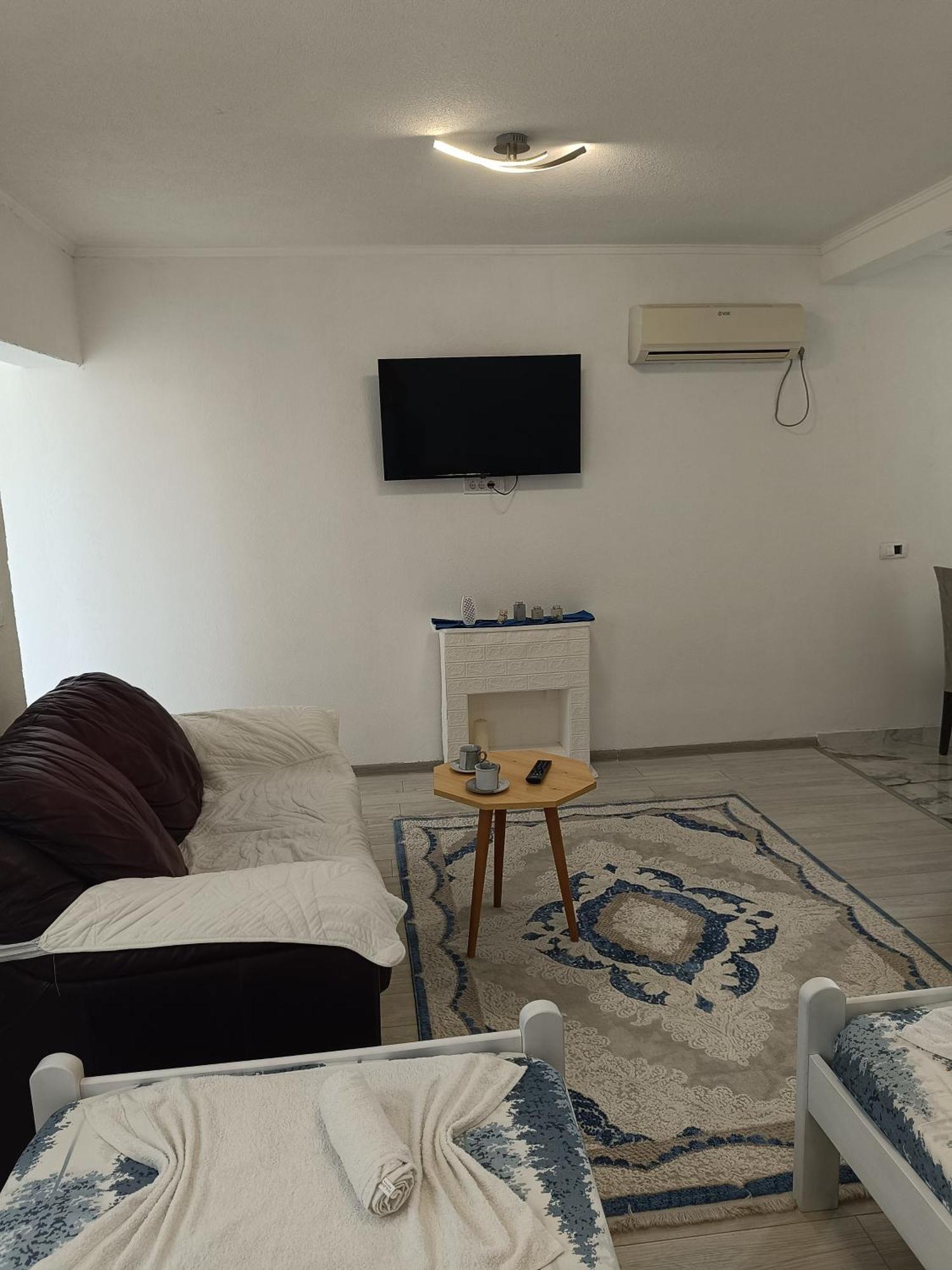 Matija Airport Apartment Mitrovici  Bagian luar foto