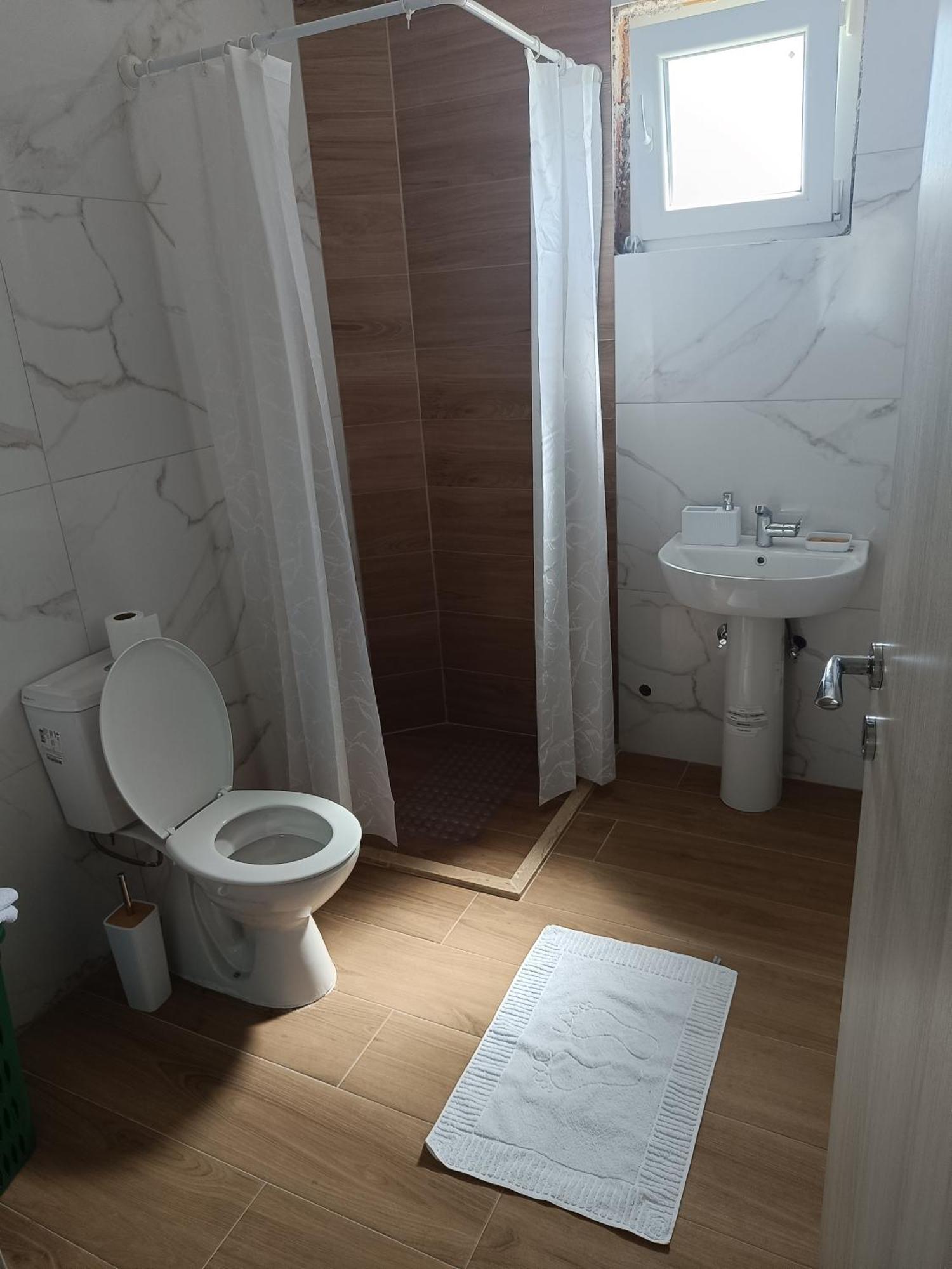Matija Airport Apartment Mitrovici  Bagian luar foto
