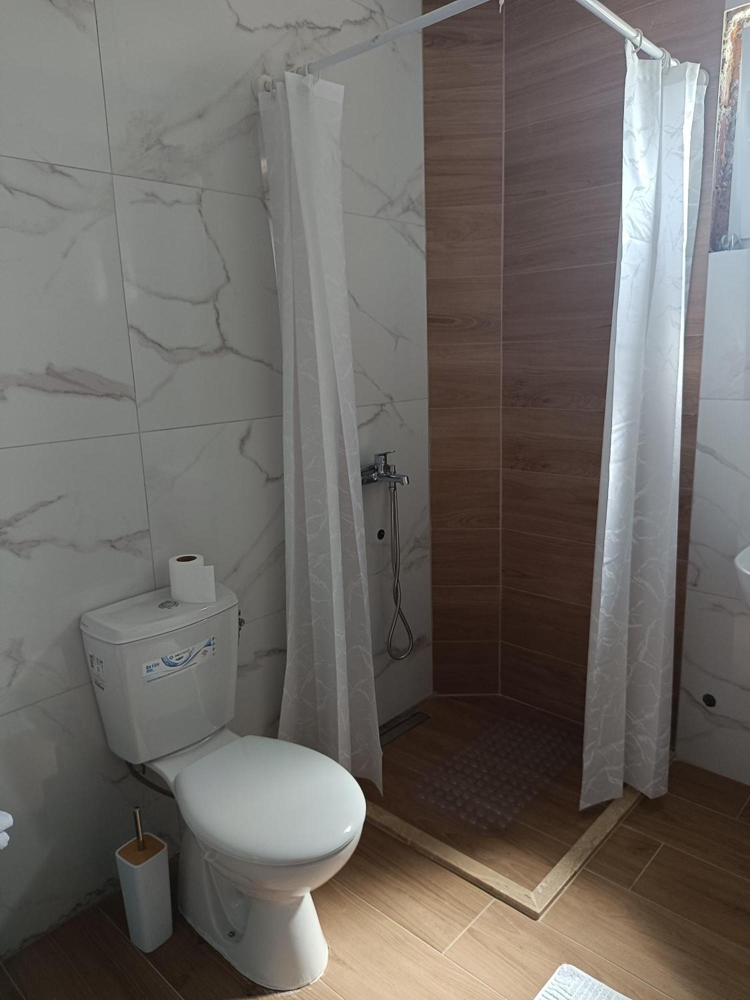 Matija Airport Apartment Mitrovici  Bagian luar foto