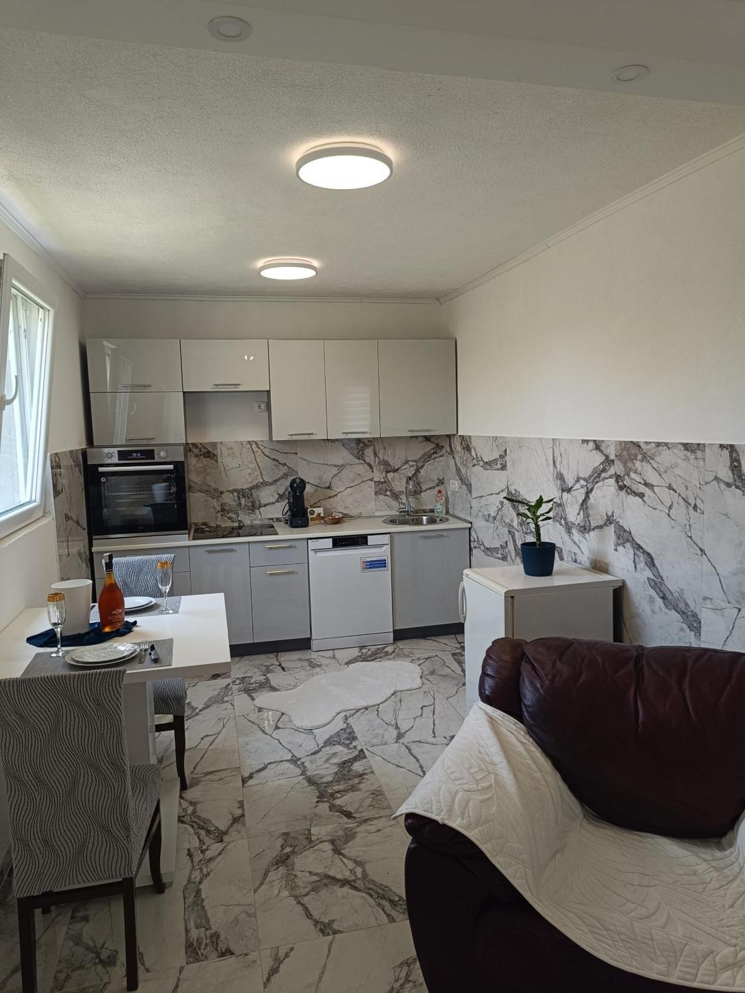 Matija Airport Apartment Mitrovici  Bagian luar foto