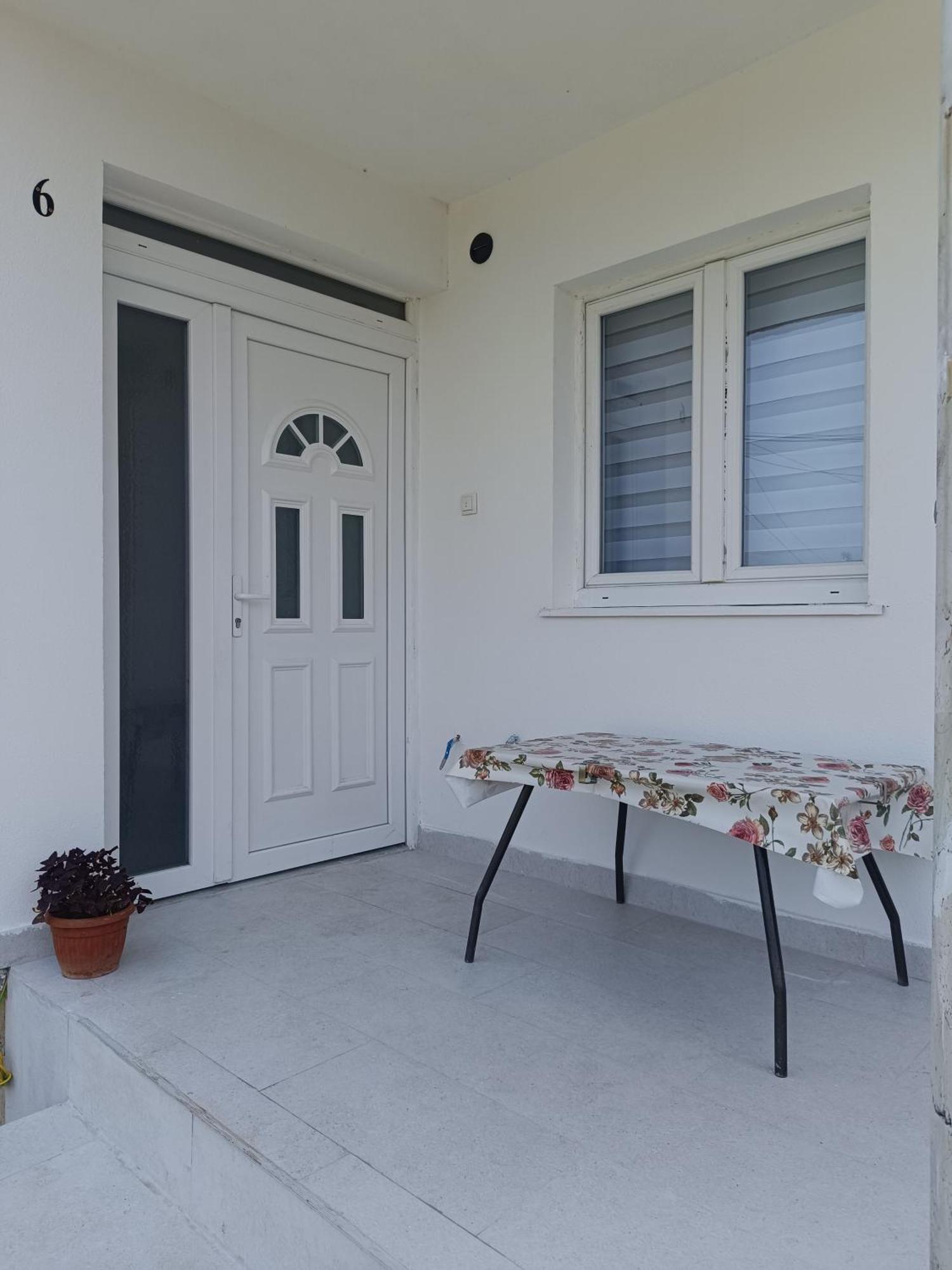 Matija Airport Apartment Mitrovici  Bagian luar foto
