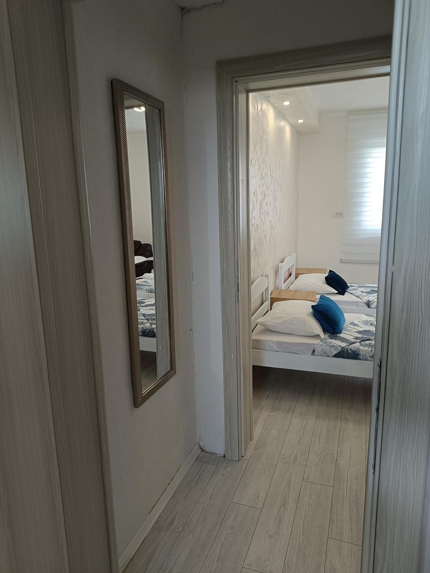 Matija Airport Apartment Mitrovici  Bagian luar foto